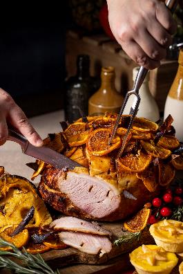P:\Sales_and_Marketing\PR\Sheraton Grand Macao\Press Release\Sheraton Macao Hotel, Cotai Central\F&B\2021\Festive Offer 2021\Photos\Low res\Carving of Gammon Ham.jpg