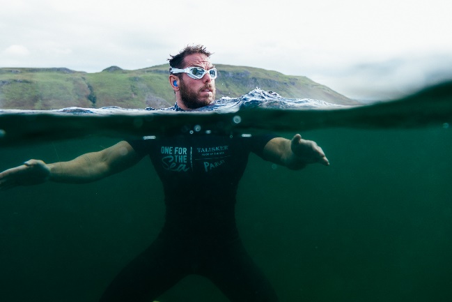 释放泰斯卡不羁野性 携手PARLEY共护海洋 Ross Edgley 尼斯湖52小时不间断“为海而游”