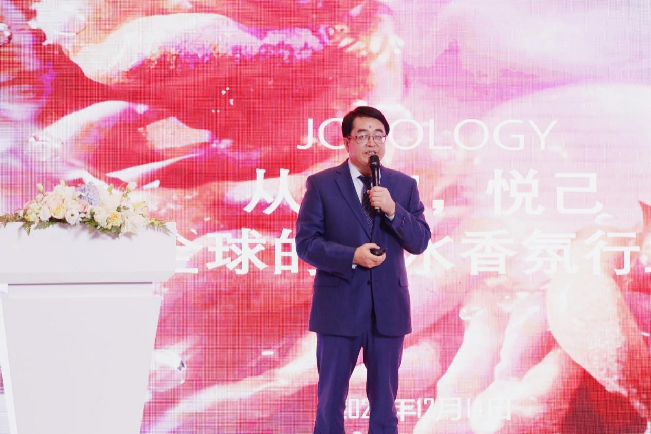 《《2022中国香水行业研究白皮书》发布： 香氛新赛道发展迅速，“情绪疗愈”成为消费重要关注点》