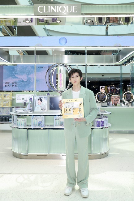 自在透亮之旅：CLINIQUE倩碧旅游零售携手中免集团盛大举办倩碧302美白「镭射瓶」主题活动