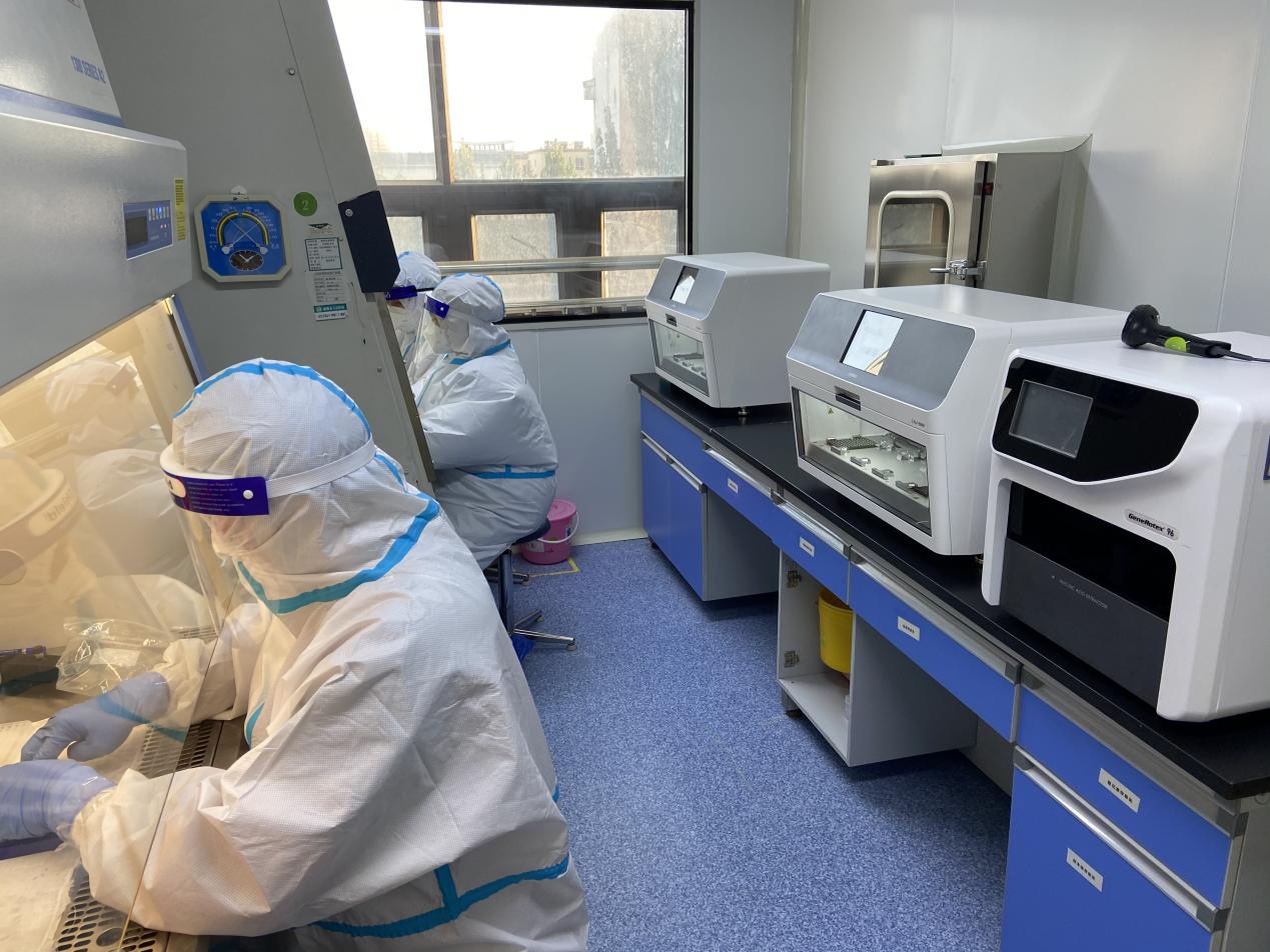 图片5：PCR实验室医生正在进行核算样品检测