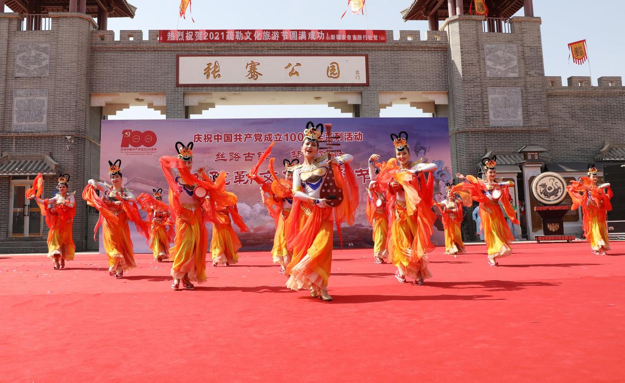 1、疏勒县“丝路古镇 梦回疏勒”庆祝中国共产党建党一百周年文化旅游节活动上的舞蹈表演