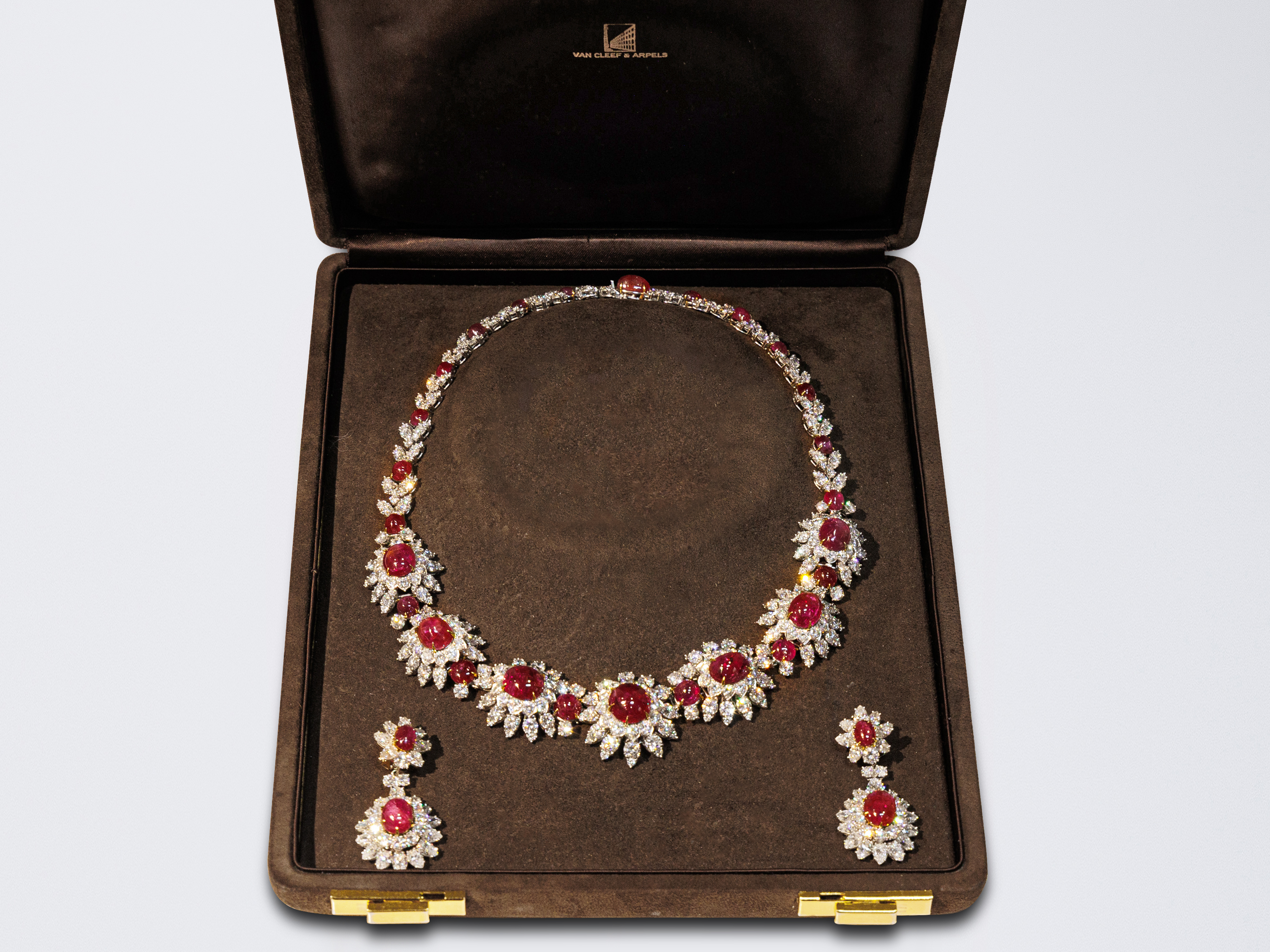 9.Elite Enclave现场展品MarieTom,Roberto Capra 1950年代梵克雅宝签名铂金镶嵌红宝石钻石套装