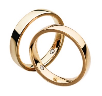 A couple of gold rings with diamonds

Description automatically generated