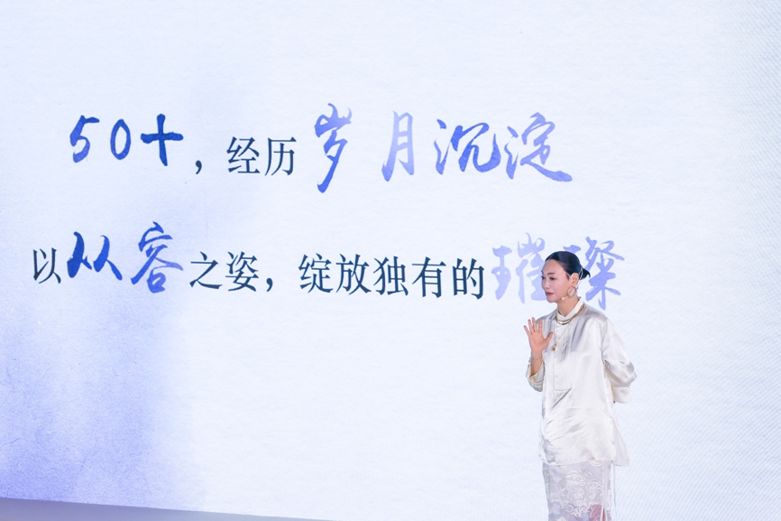 图片包含 人, 户外, 男人<em></em>
<em></em>
描述已自动生成