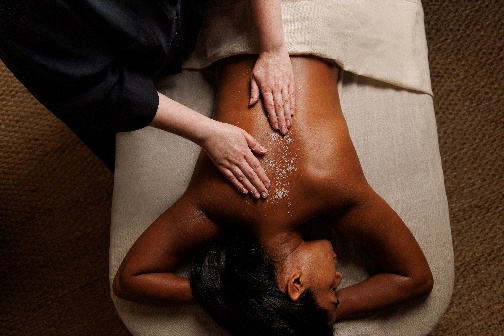 A person receiving a back massage

Description automatically generated