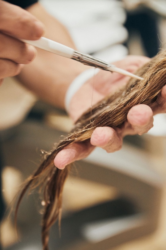 A person cutting hair with a brush

AI-generated content may be incorrect.