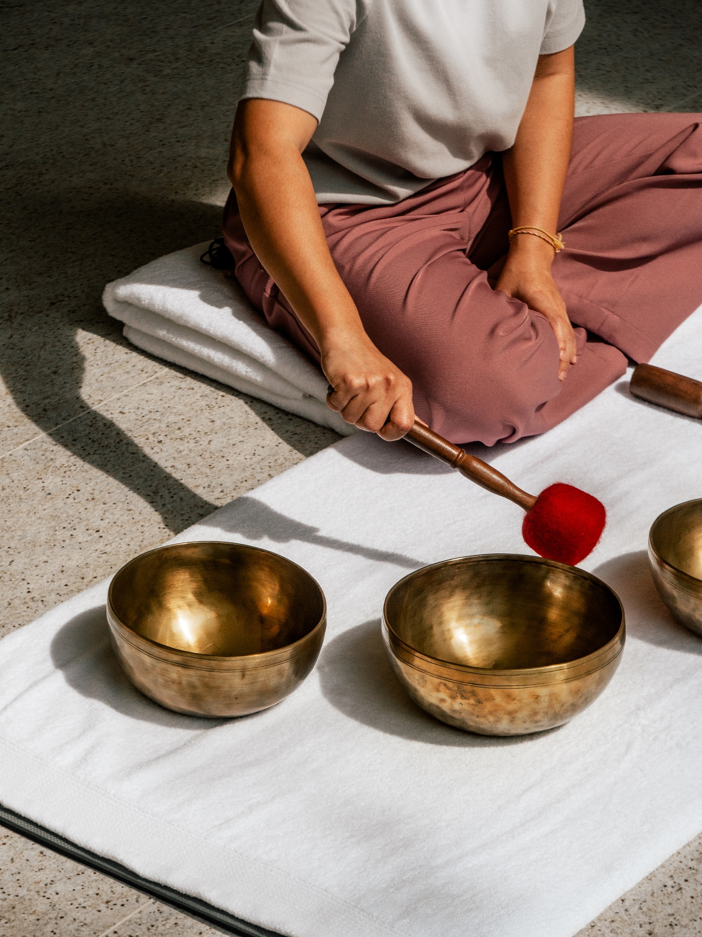 A person sitting on the ground playing with bowls

AI-generated content may be incorrect.