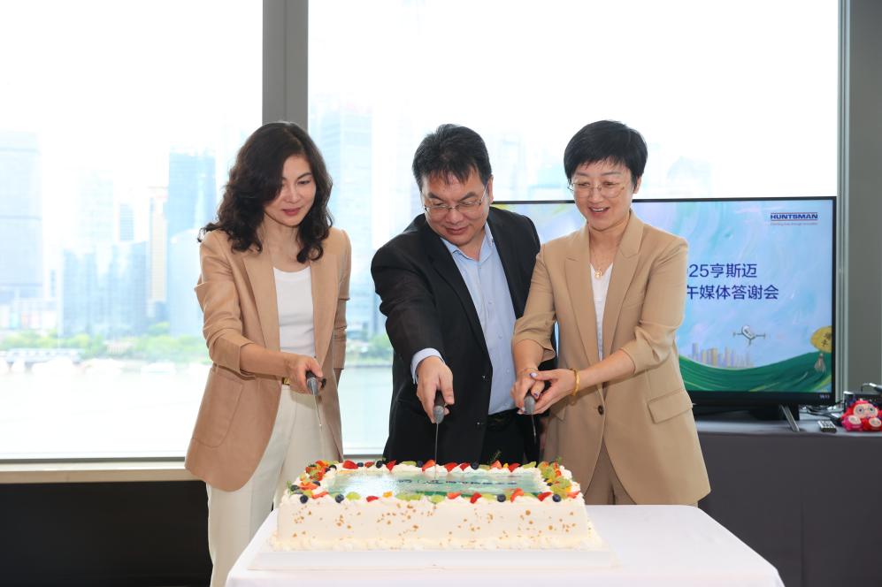 亨斯迈聚氨酯亚太区总裁潘律民、亨斯迈功能产品亚太区总裁周佳玮、亨斯迈先进材料亚太区总裁杨朝霞为亨斯迈亚太区三十周年庆生
