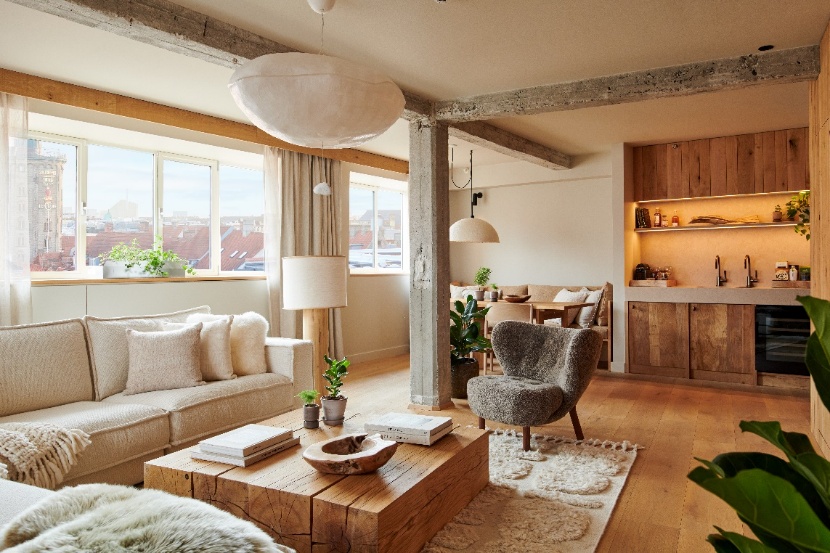 A living room with a couch and a coffee table

Description automatically generated