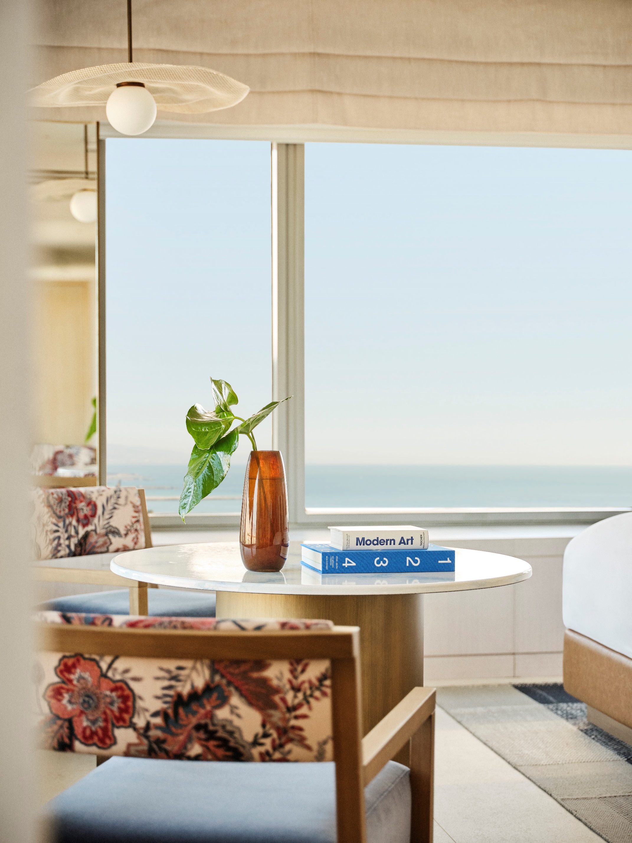 A room with a table and chairs

AI-generated content may be incorrect.