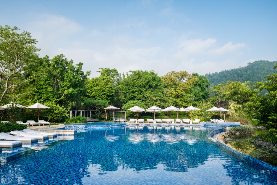 A pool with umbrellas and chairs

AI-generated content may be incorrect.