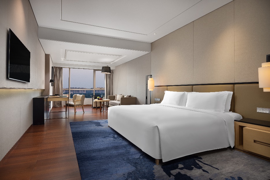 A hotel room with a bed and a desk

AI-generated content may be incorrect.