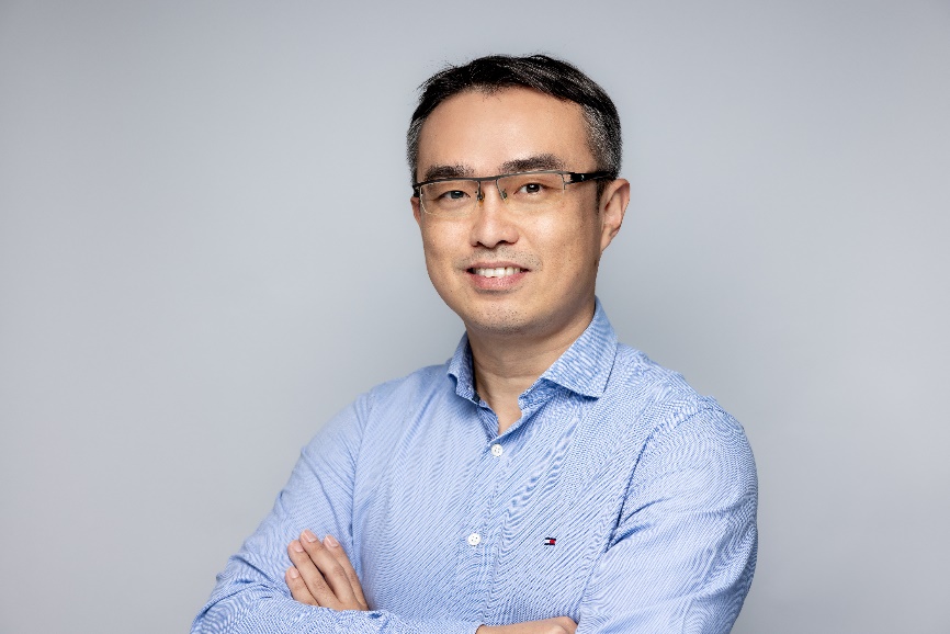 穿着蓝色衬衫的男人 AI 生成的内容可能不正确。