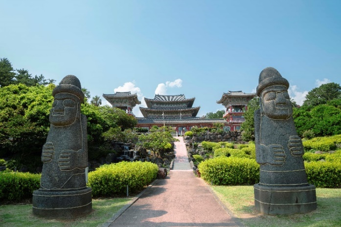 A stone statues in front of a building

AI-generated content may be incorrect.