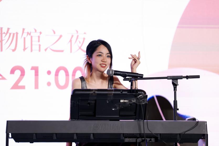 乐队主创张脉予在音乐会上演奏