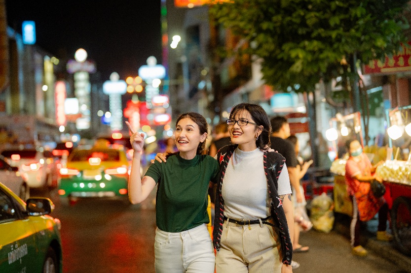 人站在街道上 AI 生成的内容可能不正确。