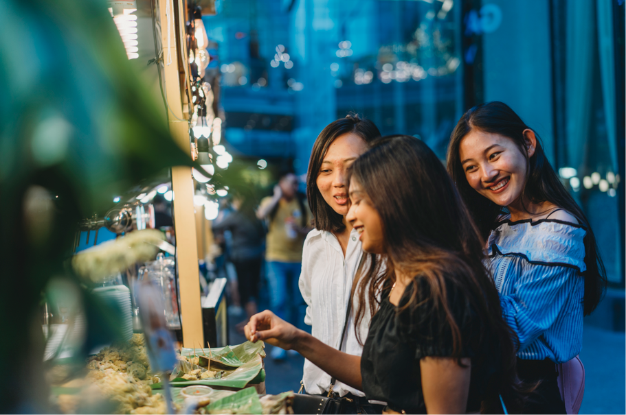 图片包含 人, 女人, 食物, 站 AI 生成的内容可能不正确。