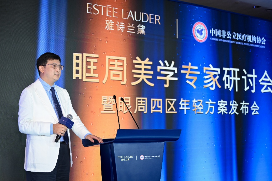 图片包含 容器, 人, 女人, 站 AI 生成的内容可能不正确。