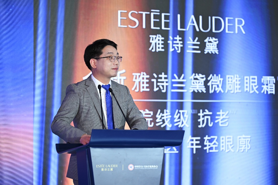 穿着西装笔挺的男子与图片配字 AI 生成的内容可能不正确。