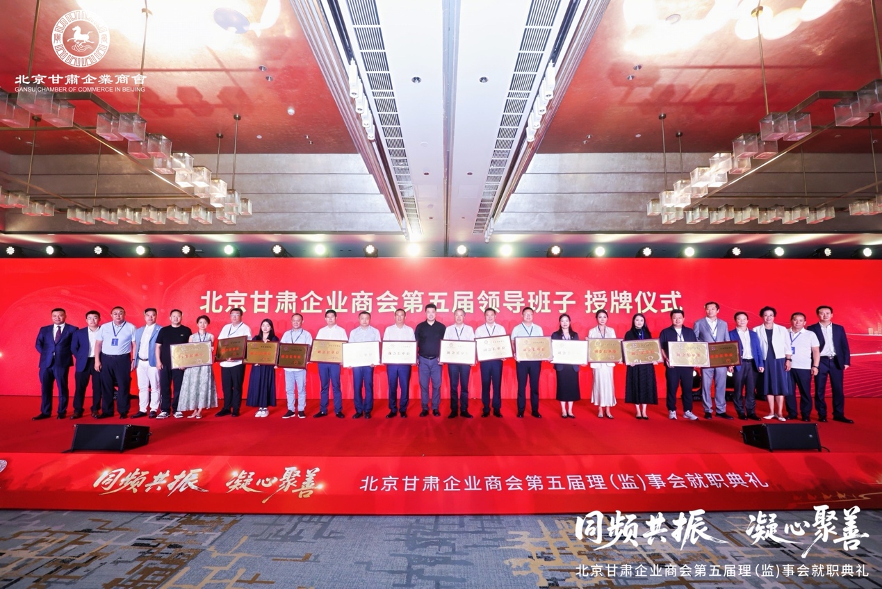 图片包含 室内, 桌子, 大, 电脑

AI 生成的内容可能不正确。