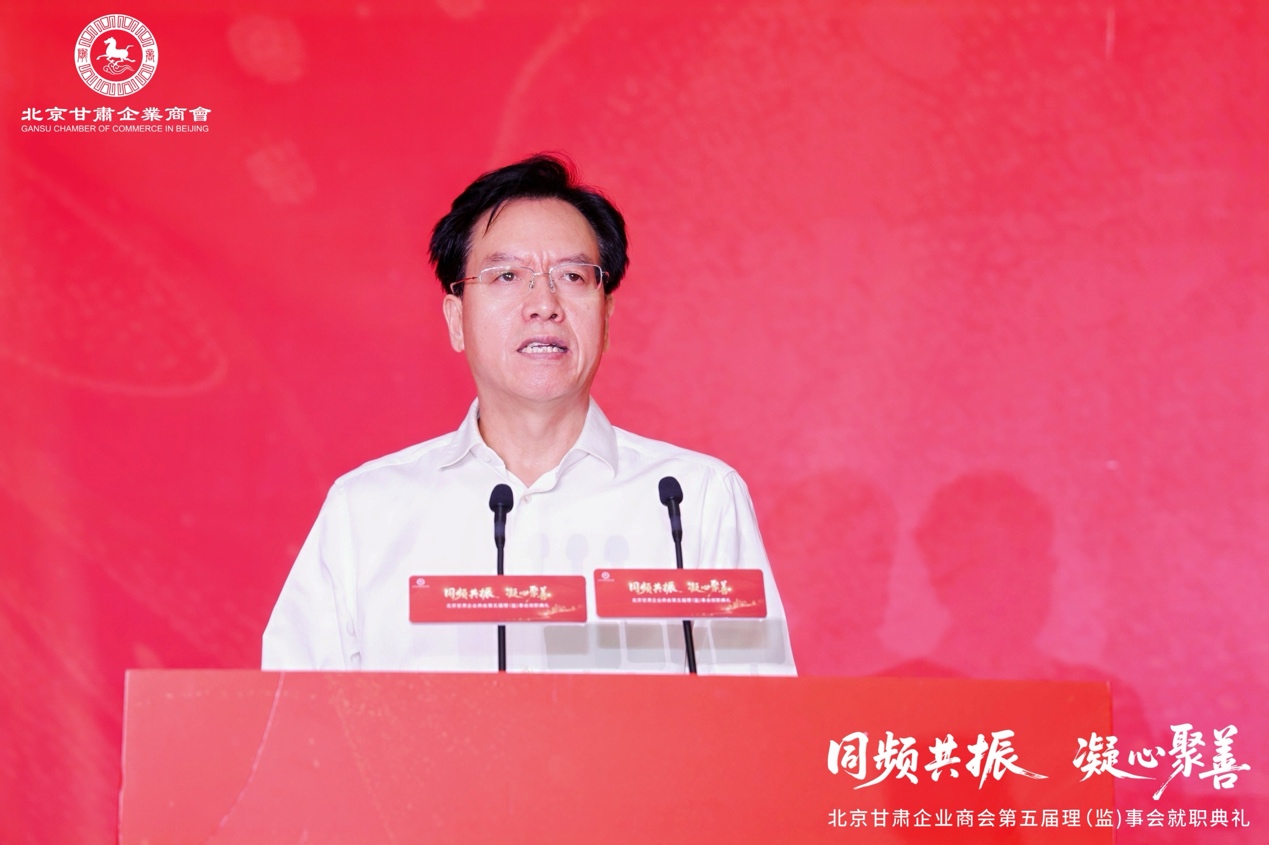 人的照片上写着字

AI 生成的内容可能不正确。