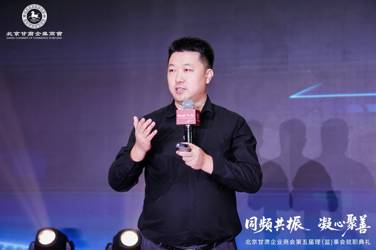 男人在舞台上唱歌

AI 生成的内容可能不正确。