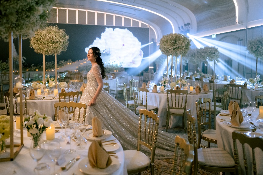 A person in a dress in a room with tables and chairs

AI-generated content may be incorrect.