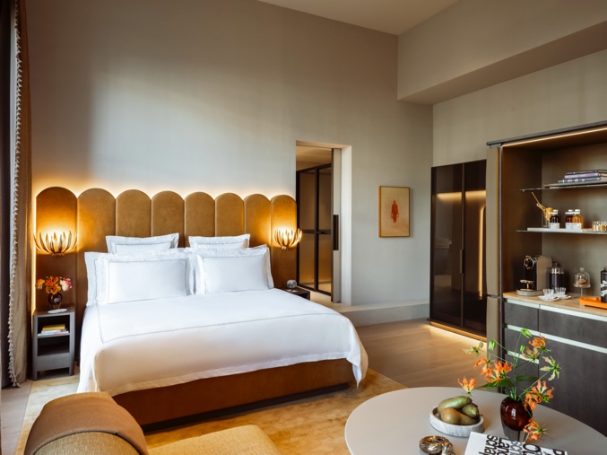 A room with a bed and a closet
AI-generated content may be incorrect.