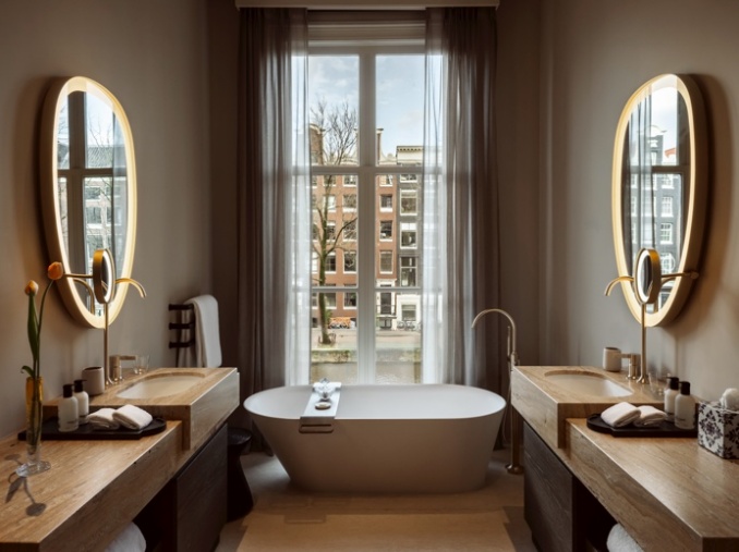 A bathroom with a tub and mirrors
AI-generated content may be incorrect.