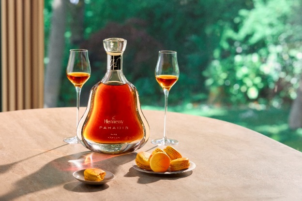 桌子上的酒杯

AI 生成的内容可能不正确。