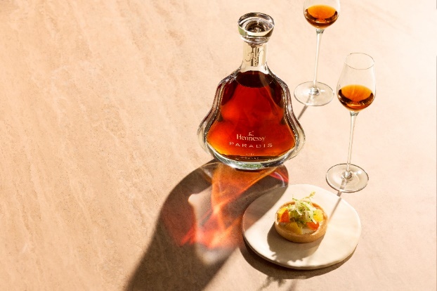 桌子上的酒杯

AI 生成的内容可能不正确。