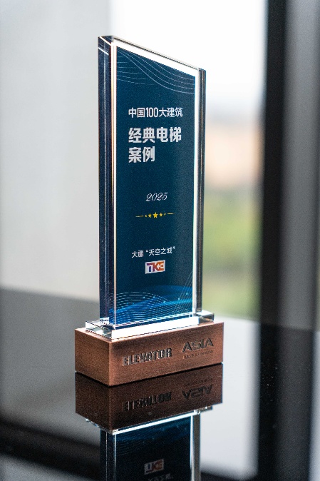 街道边立着广告牌子 AI 生成的内容可能不正确。