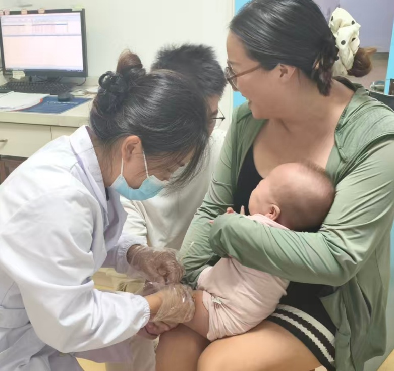 图片包含 人, 女人, 看着, 小孩

AI 生成的内容可能不正确。