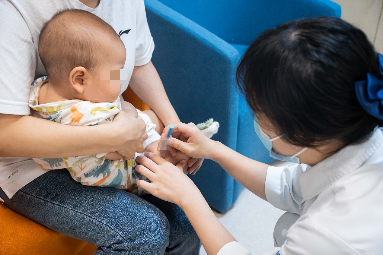 人抱着小孩 AI 生成的内容可能不正确。