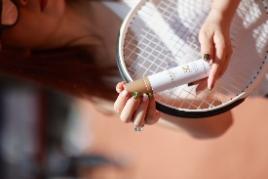A person holding a tennis racket

Description automatically generated