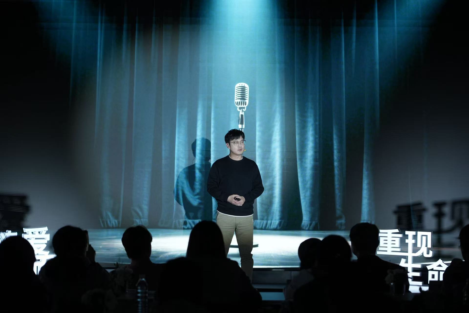 人们在看台上 AI 生成的内容可能不正确。