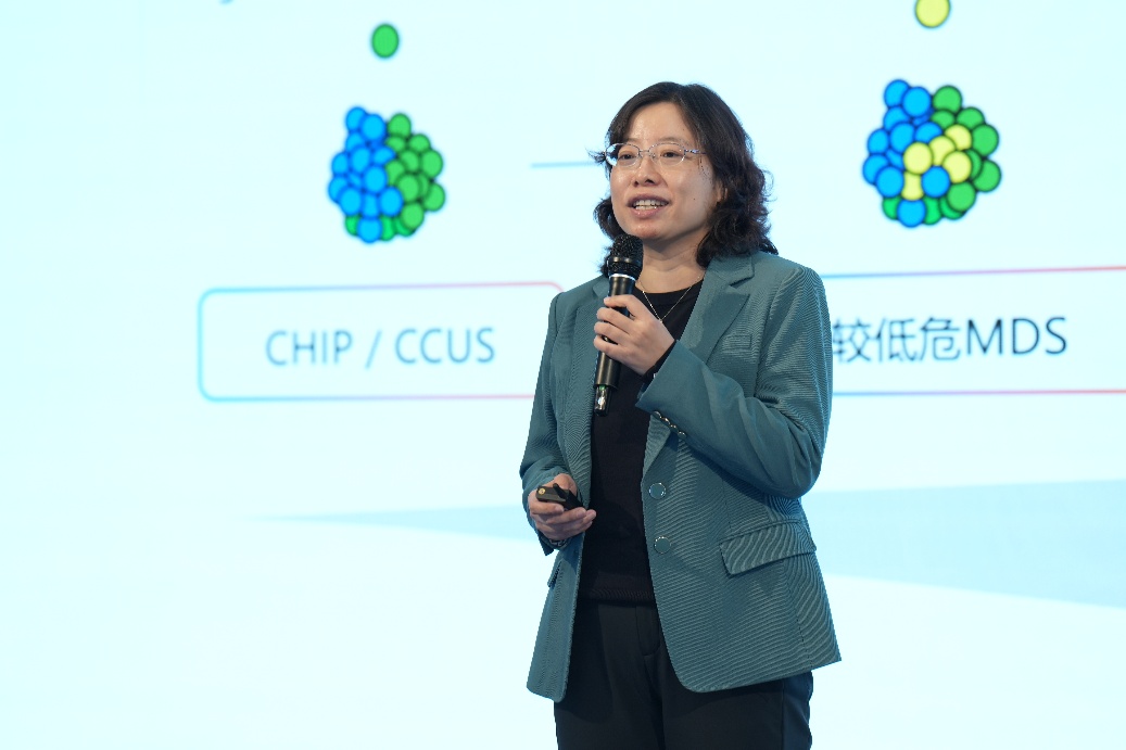 女人拿着手机站着 AI 生成的内容可能不正确。