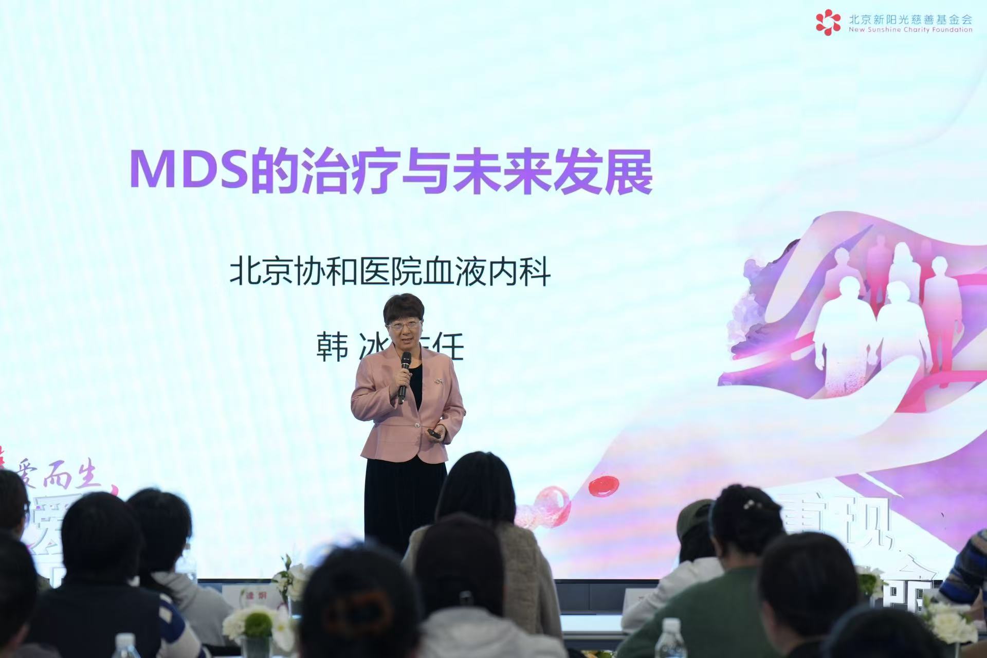 人们在看台上的人在演讲 AI 生成的内容可能不正确。