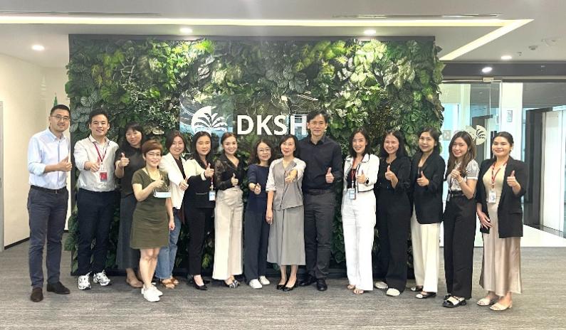 一群人站在窗户旁边 AI 生成的内容可能不正确。