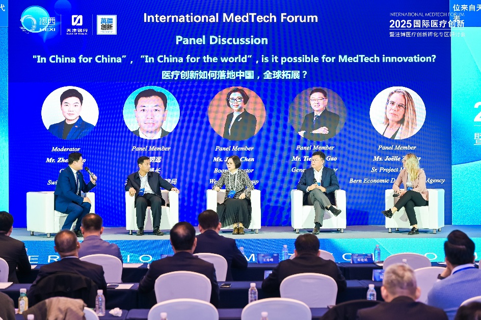 图片包含 人, 男人, 人们, 桌子 AI 生成的内容可能不正确。