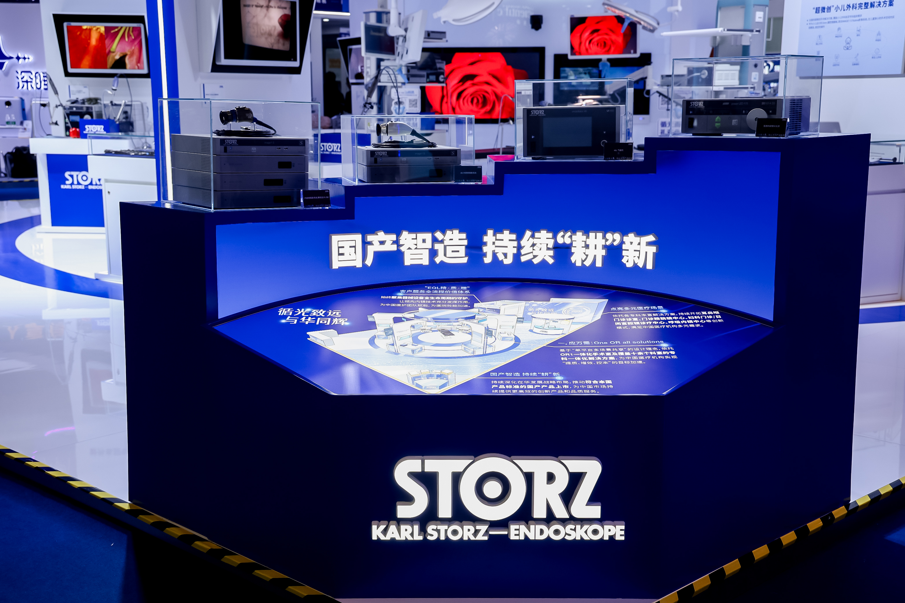 桌子上放着蓝色的机器
描述已自动生成