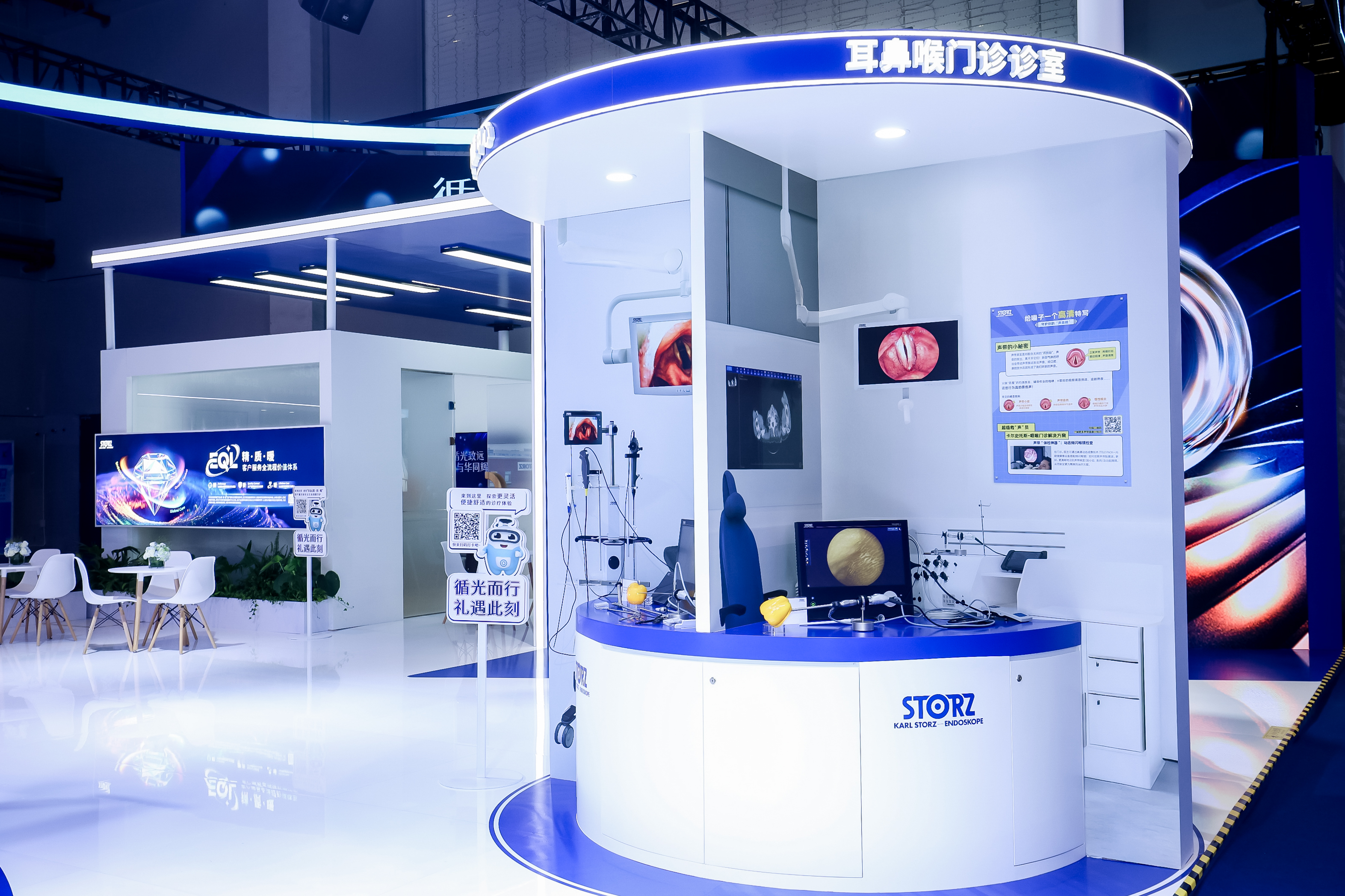 图片包含 室内, 桌子, 蓝色, 前
描述已自动生成