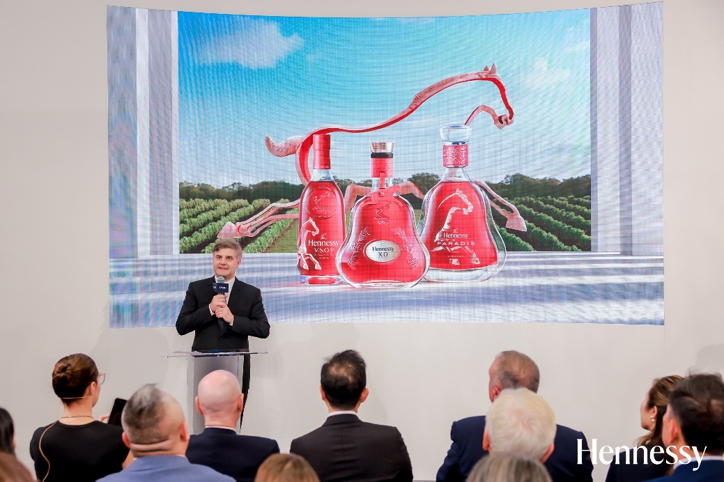 一群人在台上演讲
AI 生成的内容可能不正确。