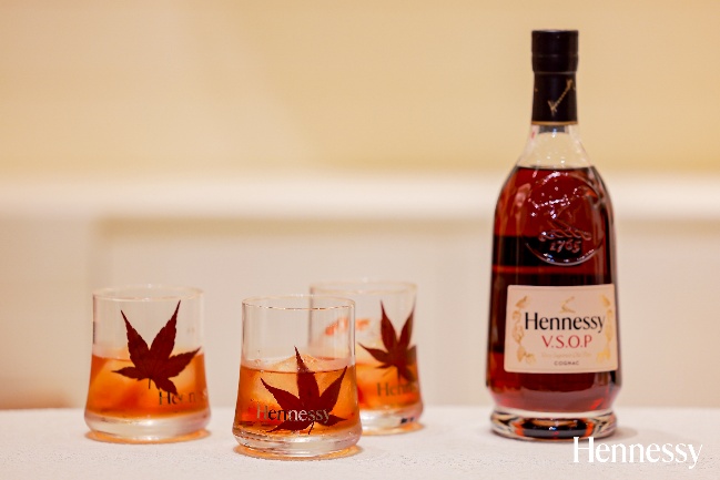 桌子上的酒瓶
AI 生成的内容可能不正确。