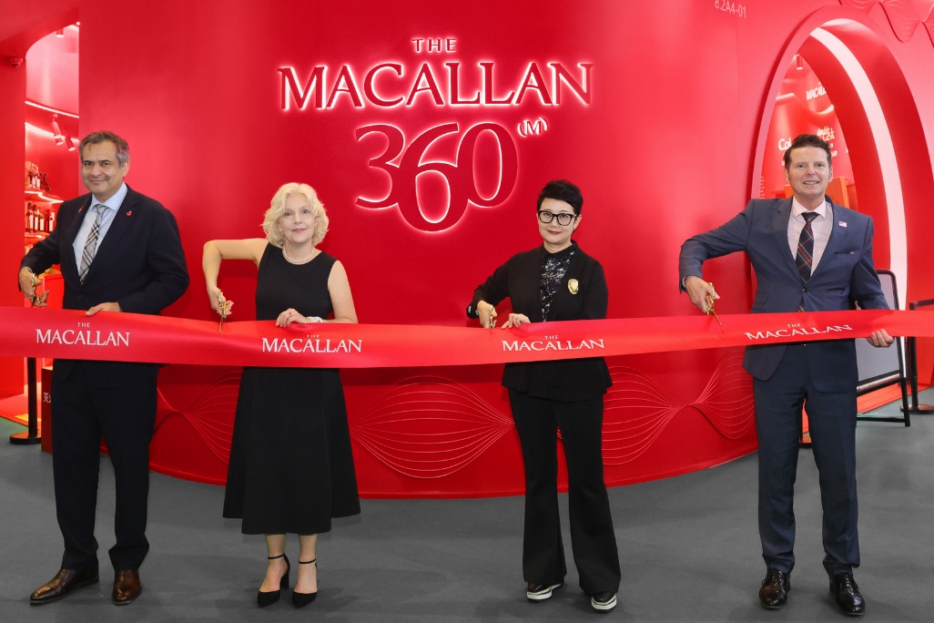 一群人站在台上
AI 生成的内容可能不正确。