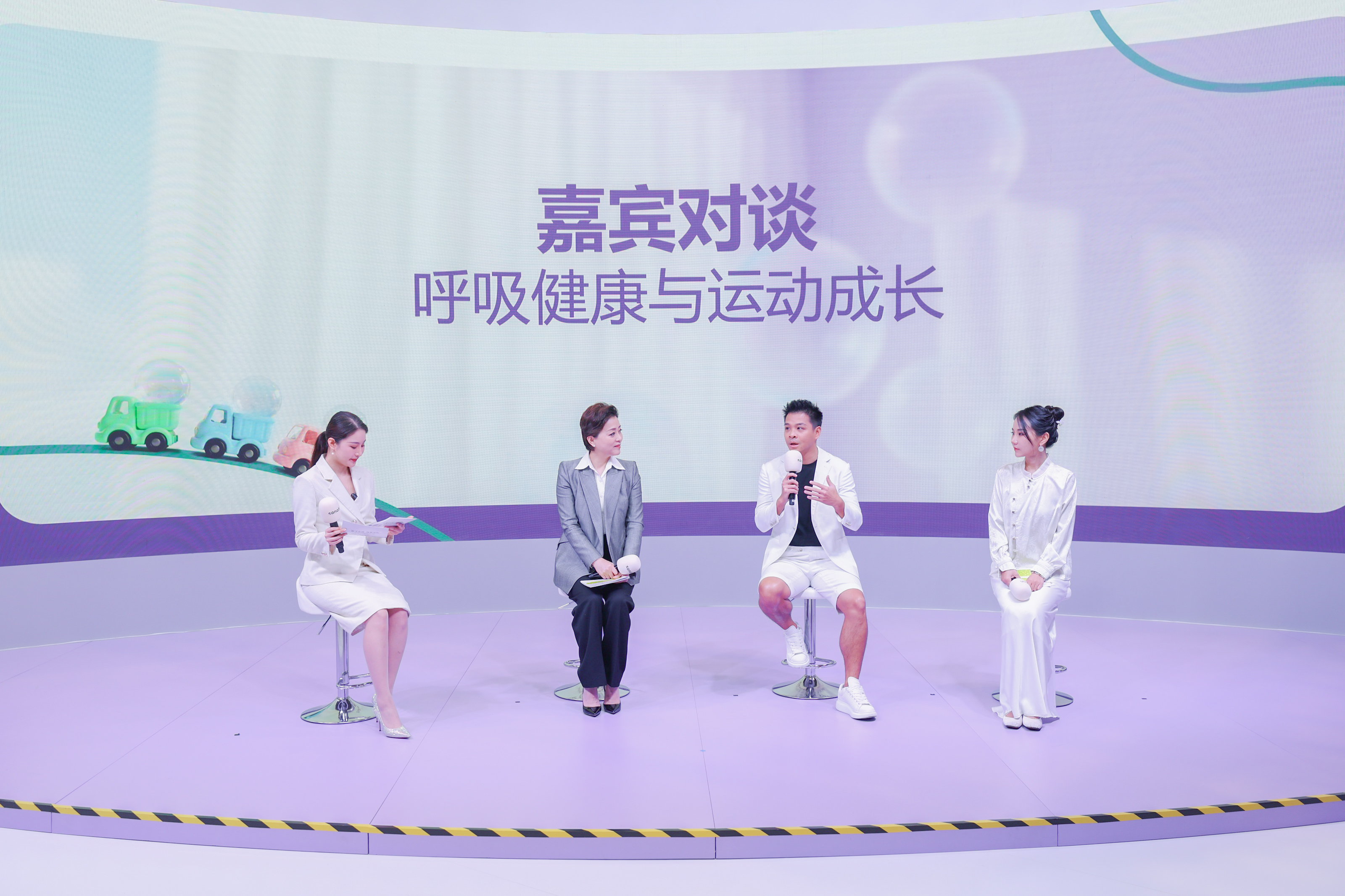 小孩们站在一起 AI 生成的内容可能不正确。