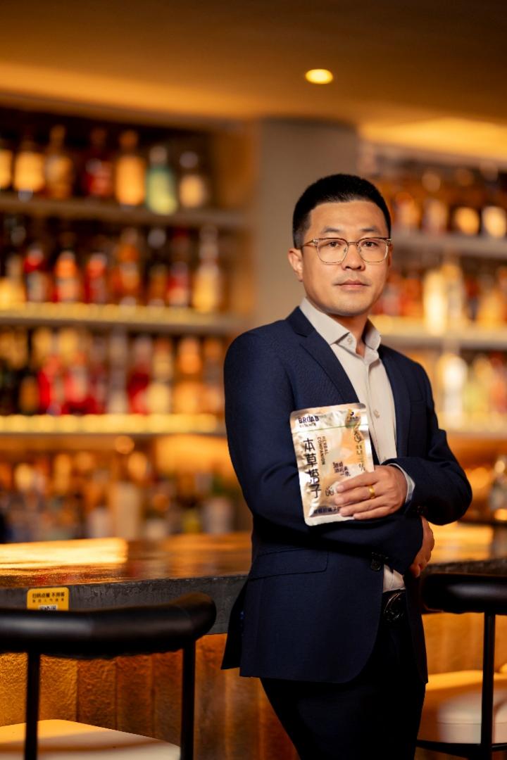 穿着西装笔挺的男子手里拿着书 AI 生成的内容可能不正确。