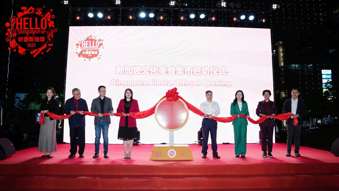 一群人站在台上
AI 生成的内容可能不正确。