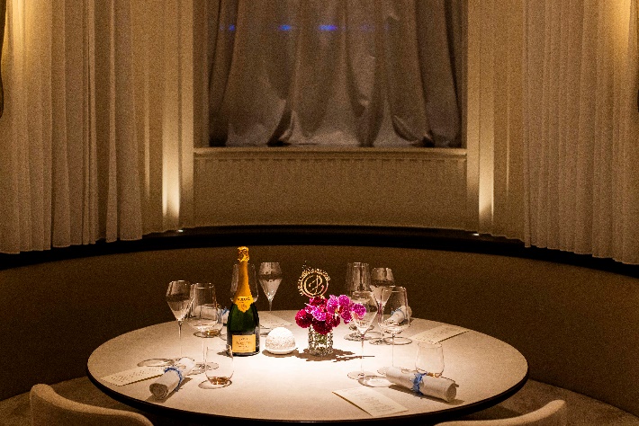 桌子上放着蛋糕
AI 生成的内容可能不正确。